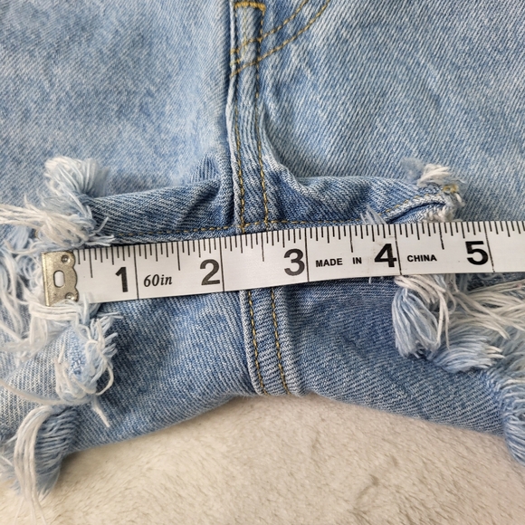 Levi's Classic High-Rise Frayed Hem Denim Shorts Light Blue 31. Button Fly. 501 - Picture 4 of 8